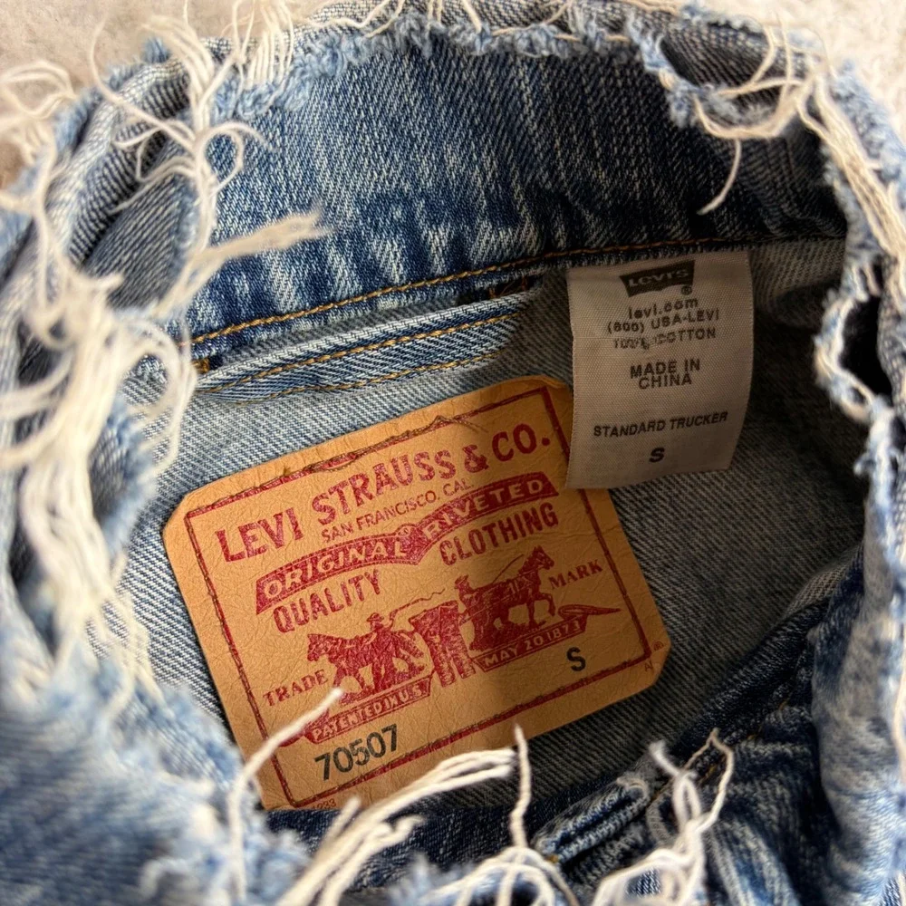 Levis 70507 Standard Trucker Denim Jacket Mens Small Blue Distressed Vintage Y2K - Picture 2 of 7